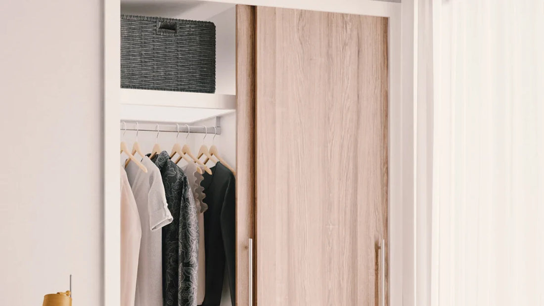Clóset con puertas correderas de madera montadas en un riel superior