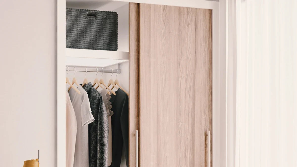 Clóset con puertas correderas de madera montadas en un riel superior