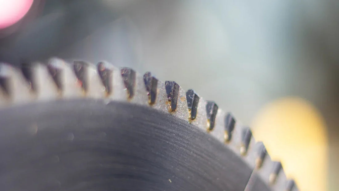 Primer plano de los dientes de metal duro de un disco de sierra
