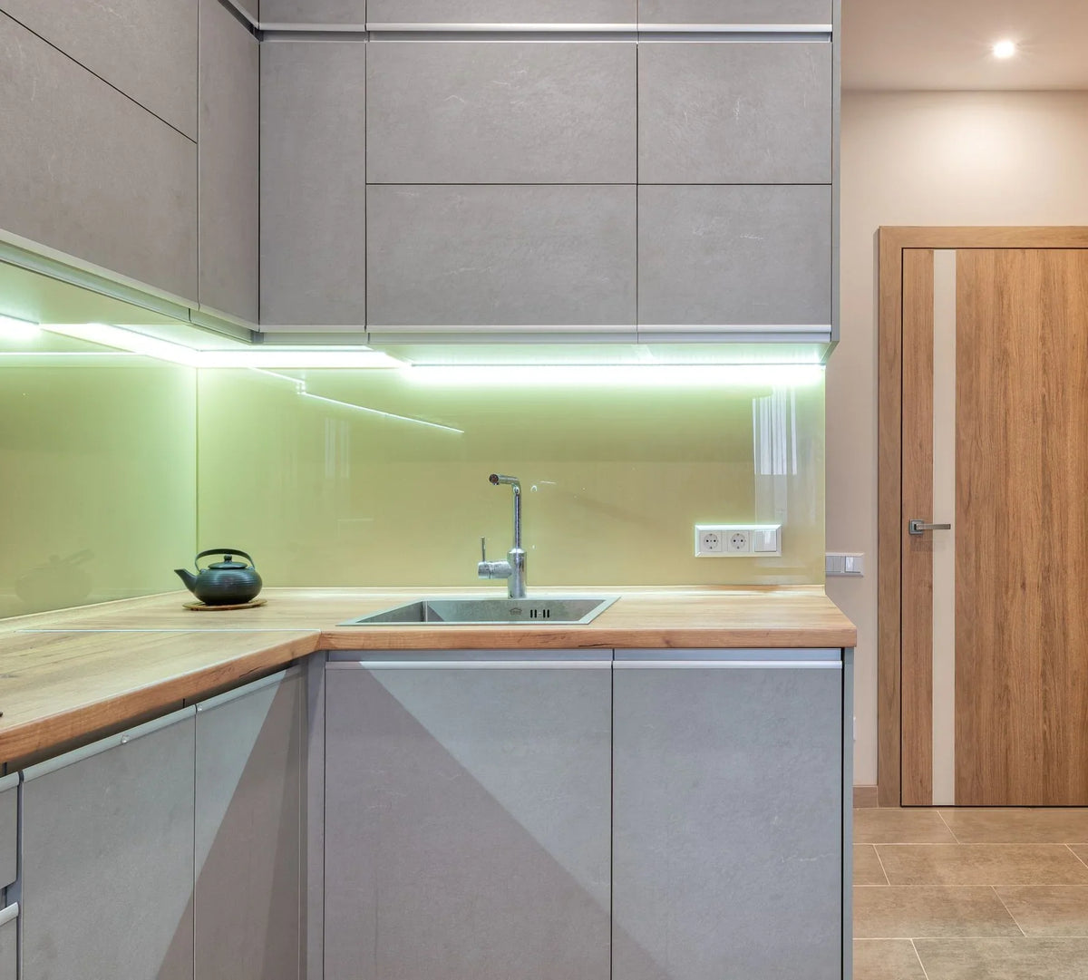 Cocina con muebles altos de puertas horizontales