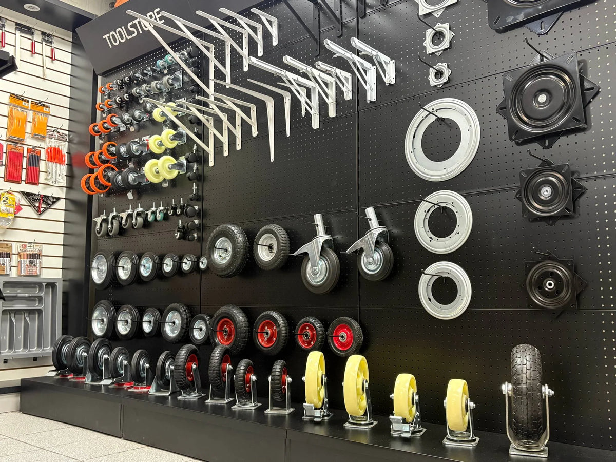 Panel de ruedas y herrajes en el local de Toolstore
